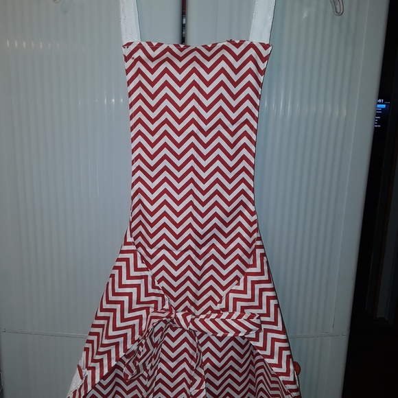 APRON - Picture 2 of 4